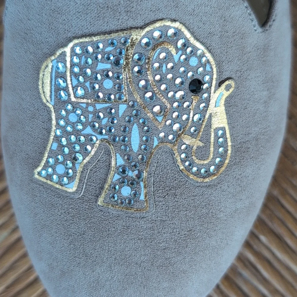 C'est 1946 Taupe Gray Suede Flats Sz 8, Rhinestone Elephant Accents, Like New - Picture 5 of 8